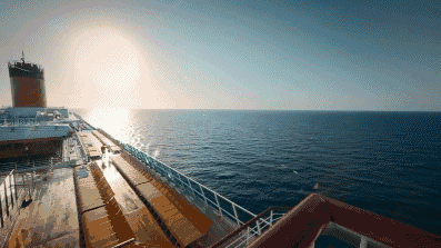 巨輪乘風(fēng)破浪，向前航行