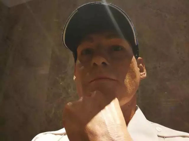 凌厲的眼神流轉(zhuǎn)，目光如炬，手掌的青筋清晰暴出，歲月的紋路無情橫亙——樹脂雕塑《站崗》