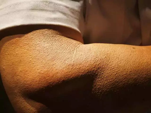 雞皮疙瘩、老年斑、皺紋、皮膚曬后顏色處理等等細(xì)節(jié)——樹脂雕塑《站崗》