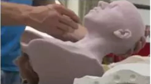 制作雕塑的過程開始于雕刻家用黏土、蠟或其他材料創(chuàng)造出原始模型