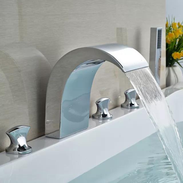 對(duì)其他水管、電氣、水龍頭等零部件進(jìn)行裝拼，走過這所有步驟，一個(gè)完整的亞克力浴缸制品才得以面世