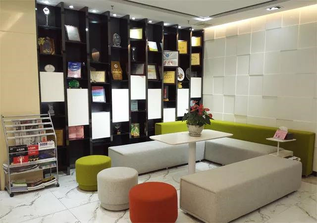 客戶不會(huì)因?yàn)槲覀兊漠a(chǎn)品感動(dòng)，客戶只會(huì)因?yàn)槲覀兊膯T工而感動(dòng)！