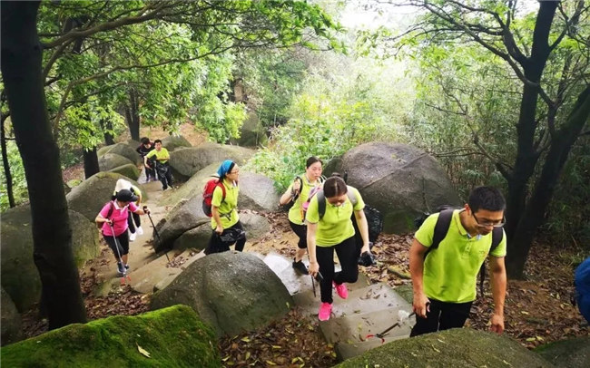 博皓人穩(wěn)健的步伐，燦爛的笑容，同心徒步