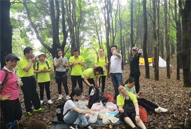 博皓人勞作過后，分享、享受美食