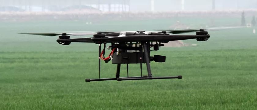 碳纖維復(fù)合材料在快遞無人機(jī)領(lǐng)域應(yīng)用發(fā)展?jié)摿薮? /></p>
<p> </p>
<p>針對這些難題，除了通過優(yōu)化設(shè)計和更高品質(zhì)的電池系統(tǒng)外，<strong>通過使用輕量化材料減輕無人機(jī)自重也是一個有效的解決方案</strong>。以挪恩復(fù)材為國內(nèi)某無人機(jī)企業(yè)定制的無人機(jī)外殼為例，<strong>整個殼體采用<a href=