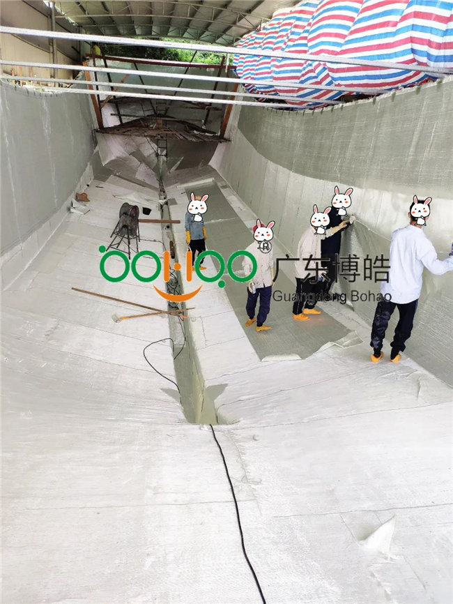 待膠衣指干后，根據(jù)需求進行纖維增強材料鋪層