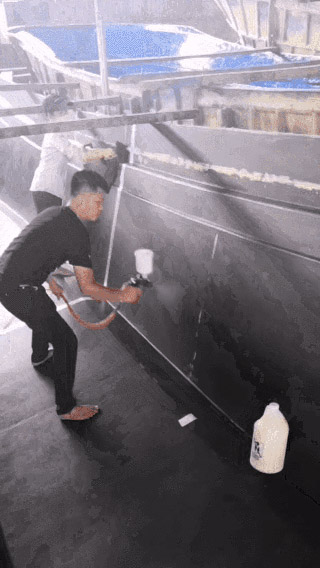 工人在FRP船模上噴涂蜜蠟HydroSpeed。它可以節(jié)省時(shí)間，勞動(dòng)力和金錢(qián)！