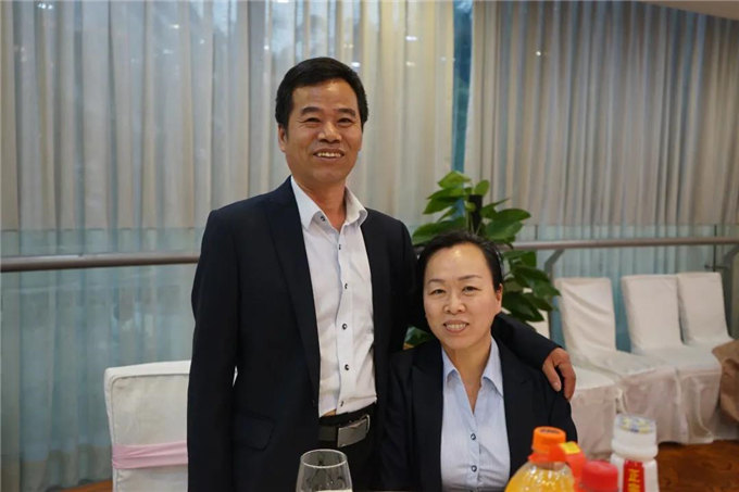 博皓家人們歡聚一堂，把酒言歡，開懷暢飲