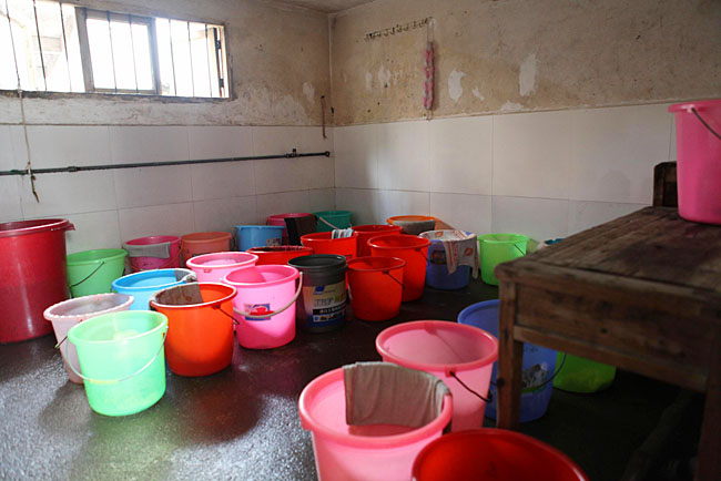 小學(xué)生在這里洗澡，條件比較艱苦