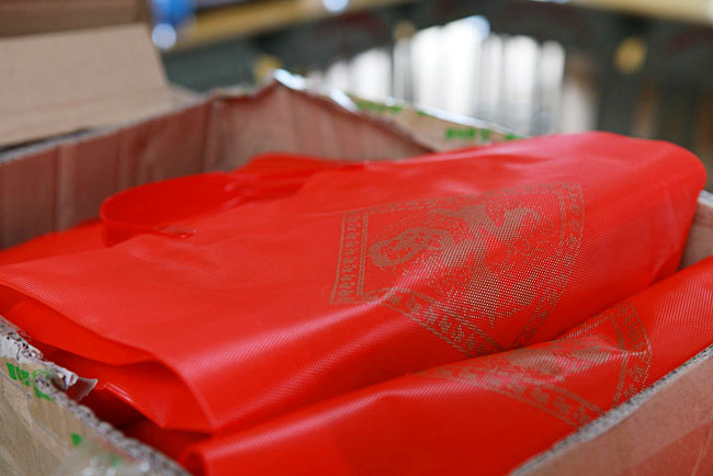 給學(xué)生準(zhǔn)備的小禮物（文具盒、筆、糖果）