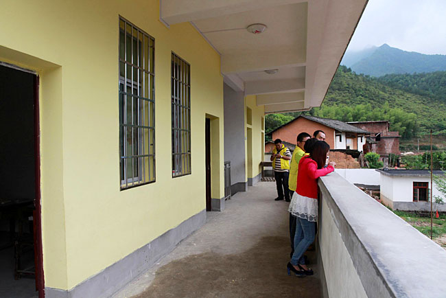 梅嶺小學(xué)位置較偏僻，在群山懷抱之中