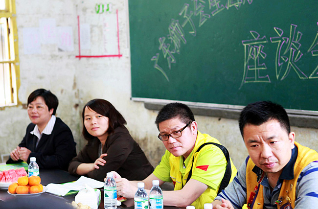 上猶團(tuán)縣委曾書記（左二）、廣東獅子會(huì)星海隊(duì)的前任隊(duì)長(zhǎng)吳志強(qiáng)獅兄、現(xiàn)任隊(duì)長(zhǎng)宋衛(wèi)星獅兄在座談會(huì)