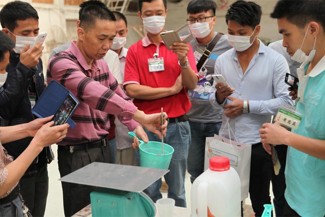 均勻攪拌膠衣、固化劑，使之充分融合