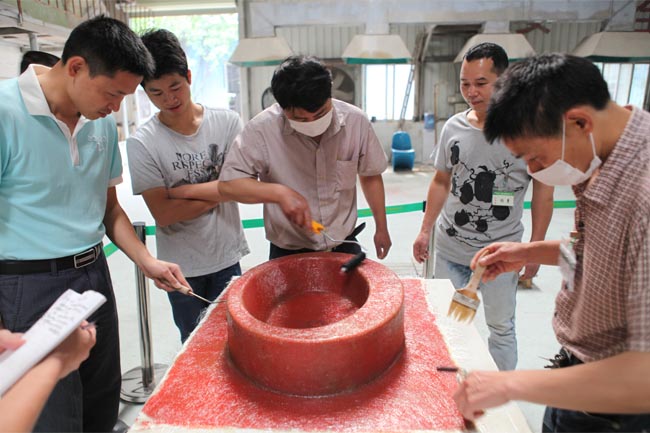 用輥筒壓實(shí)玻纖，排除多余樹脂
