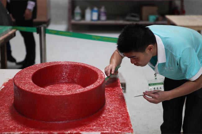 對表面層進(jìn)行排氣泡、除毛刺