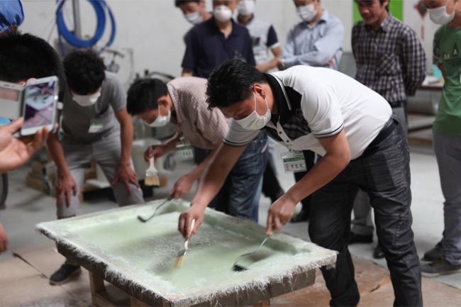 噴涂完成后，用輥筒壓實(shí)玻纖