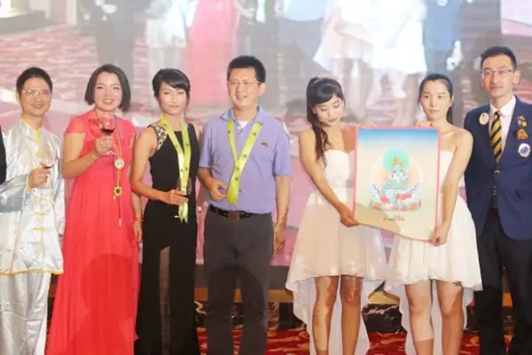 作品《唐卡》拍得善款18萬(wàn)元！